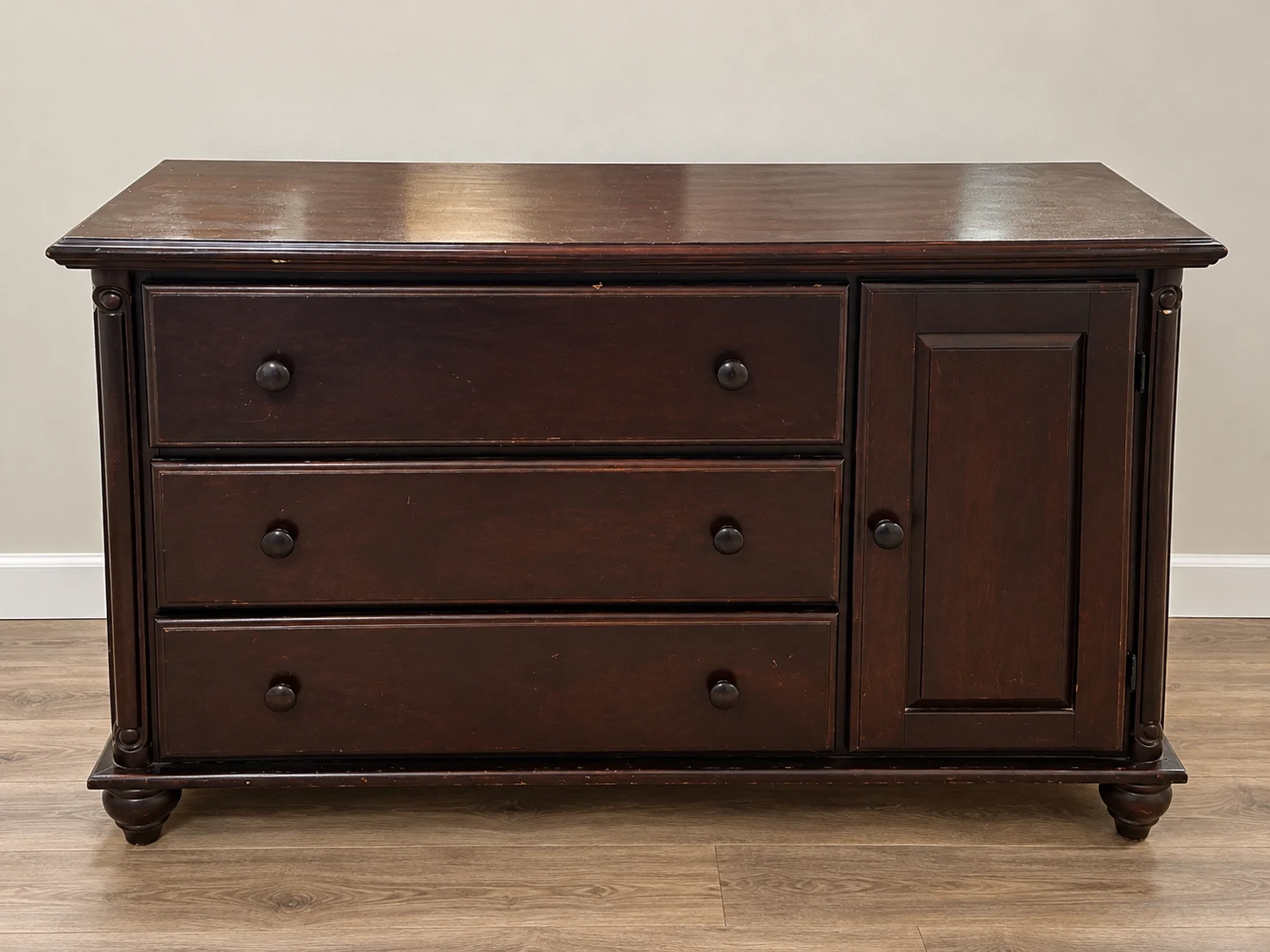 Muniré Essex Dresser with Side Cabinet